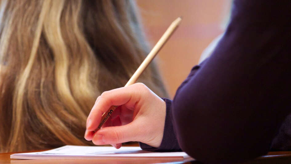 Schreibende Hand, Protokoll, Symbolbild Schreibende Hand, Protokoll, Symbolbild