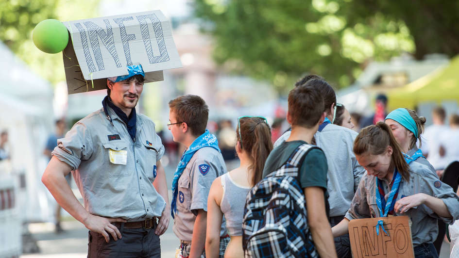 Pfadfinder und Jugendliche beim evangelischen Kirchentag in Stuttgart.