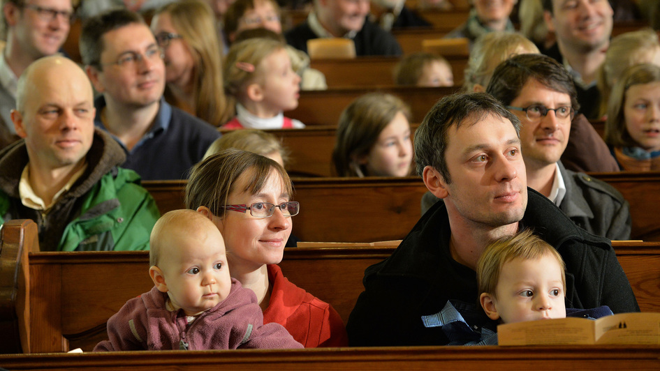 Gottesdienstbesucher in der Leipziger Michaeliskirche.