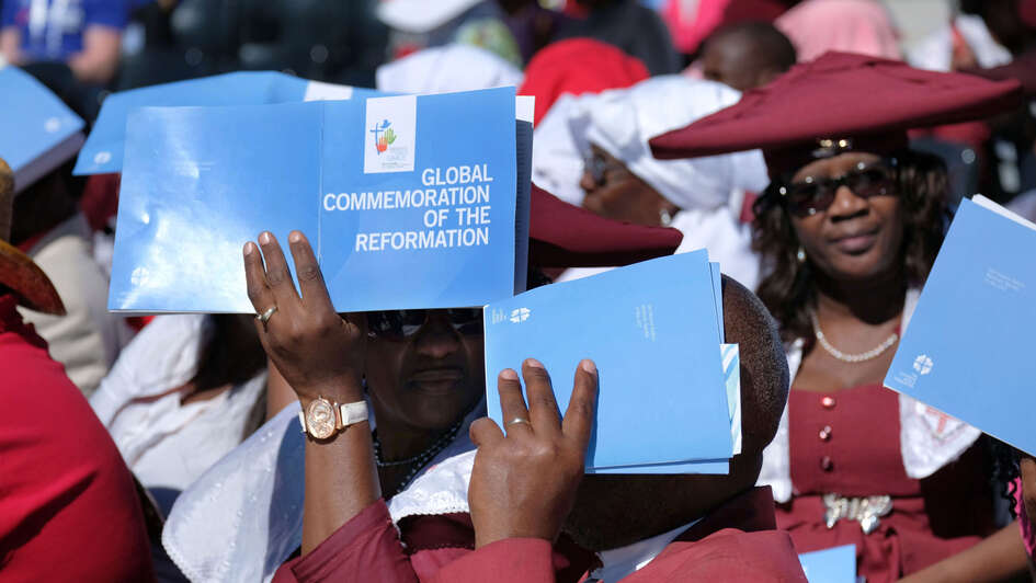 Teilnehmerinnen im Gottesdienst im Sam-Nujoma-Stadion in Windhuk zum 500. Reformationsjubiläum Teilnehmerinnen im Gottesdienst im Sam-Nujoma-Stadion in Windhuk zum 500. Reformationsjubiläum