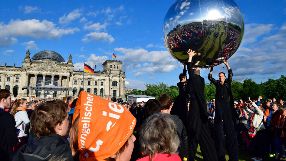 Eröffnungsgottesdienst des Deutschen Evangelischen Kirchentags 2017 vor dem Berliner Reichstag Eröffnungsgottesdienst des Deutschen Evangelischen Kirchentags 2017 vor dem Berliner Reichstag