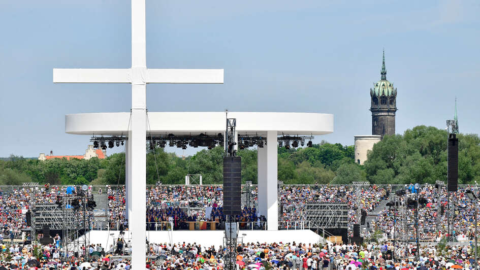 Festgottesdienst zum Abschluss des Kirchentages 2017 auf den Wittenberger Elbwiesen Festgottesdienst zum Abschluss des Kirchentages 2017 auf den Wittenberger Elbwiesen
