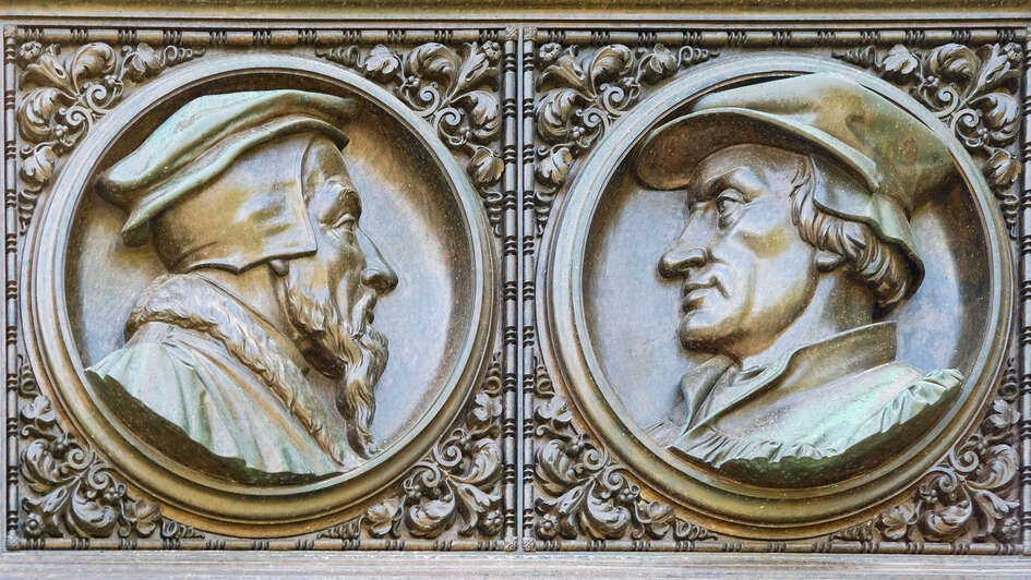 Reliefs der Reformatoren Johann Calvin und Ulrich Zwingli am weltgrößten Lutherdenkmal in Worms. Reliefs der Reformatoren Johann Calvin und Ulrich Zwingli am weltgrößten Lutherdenkmal in Worms.