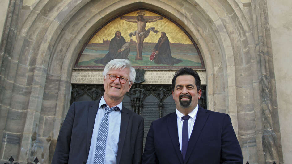 EKD-Ratsvorsitzender, Landesbischof Heinrich Bedford-Strohm und der Vorsitzende des Zentralrates der Muslime in Deutschland, Aiman Mazyek vor der Schlosskirche in Wittenberg EKD-Ratsvorsitzender, Landesbischof Heinrich Bedford-Strohm und der Vorsitzende des Zentralrates der Muslime in Deutschland, Aiman Mazyek vor der Schlosskirche in Wittenberg
