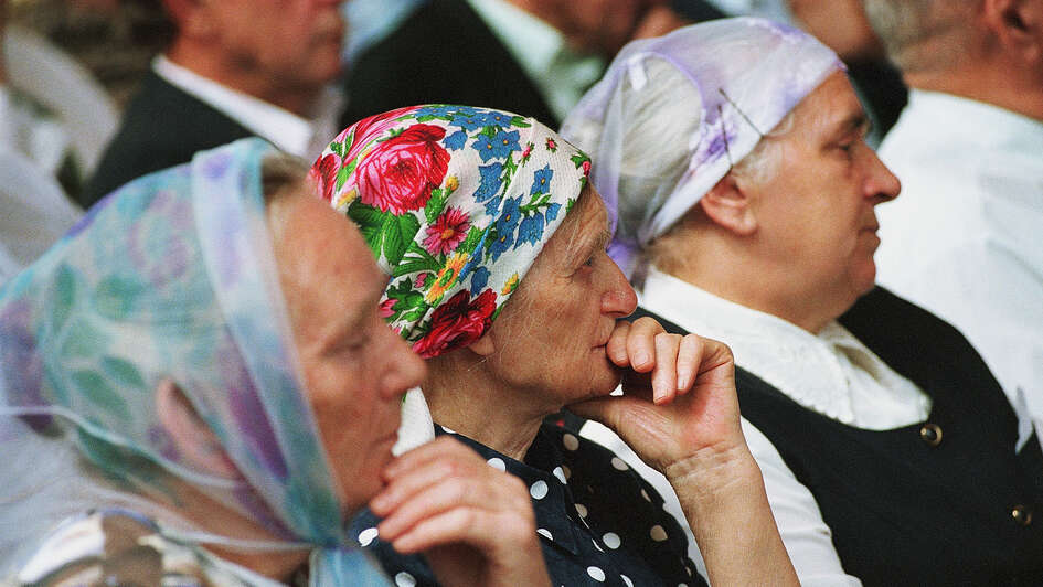 Drei Frauen beim Heimatkirchentag der 'Kirchlichen Gemeinschaft der EvangelischLutherischen Deutschen aus Rußland e.V.', 1997. Drei Frauen beim Heimatkirchentag der 'Kirchlichen Gemeinschaft der EvangelischLutherischen Deutschen aus Rußland e.V.', 1997.