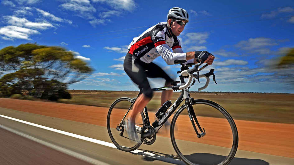 Der Extremsportler Guido Kunze auf dem Rennrad in Australien