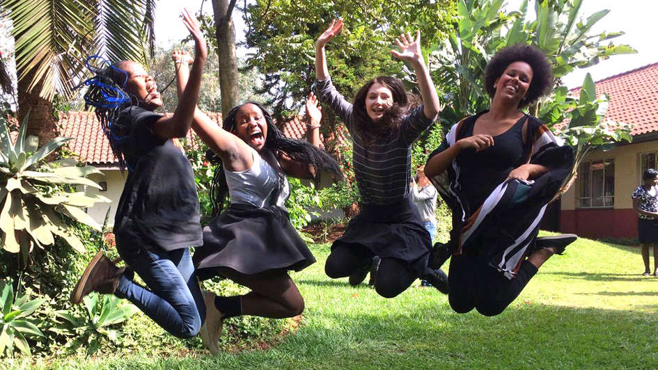 Jugendliche aus Kenia und Deutschland springen in die Luft