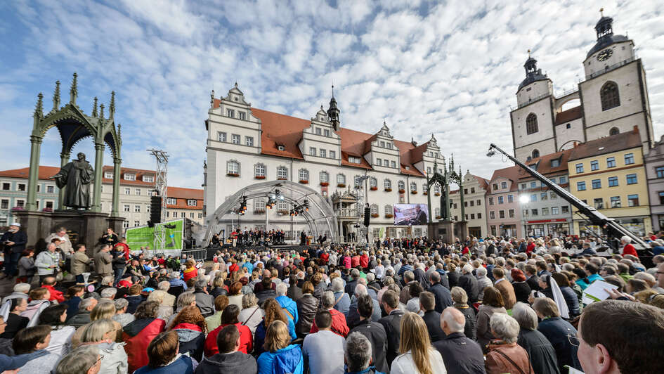 Den Freiluft-Gottesdienst zum Abschluss der Weltausstellung in Wittenberg besuchten 2.000 Menschen Den Freiluft-Gottesdienst zum Abschluss der Weltausstellung in Wittenberg besuchten 2.000 Menschen