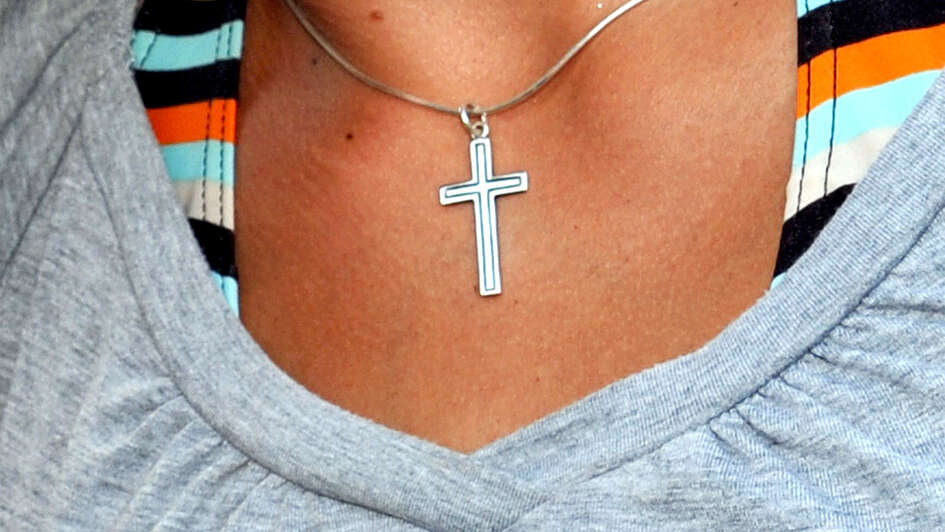 An Berliner Schulen sind religiöse Symbole nach dem Neutralitätsgesetz erlaubt, wenn sie nicht zu einem demonstrativen Zweck getragen werden. An Berliner Schulen sind religiöse Symbole nach dem Neutralitätsgesetz erlaubt, wenn sie nicht zu einem demonstrativen Zweck getragen werden.