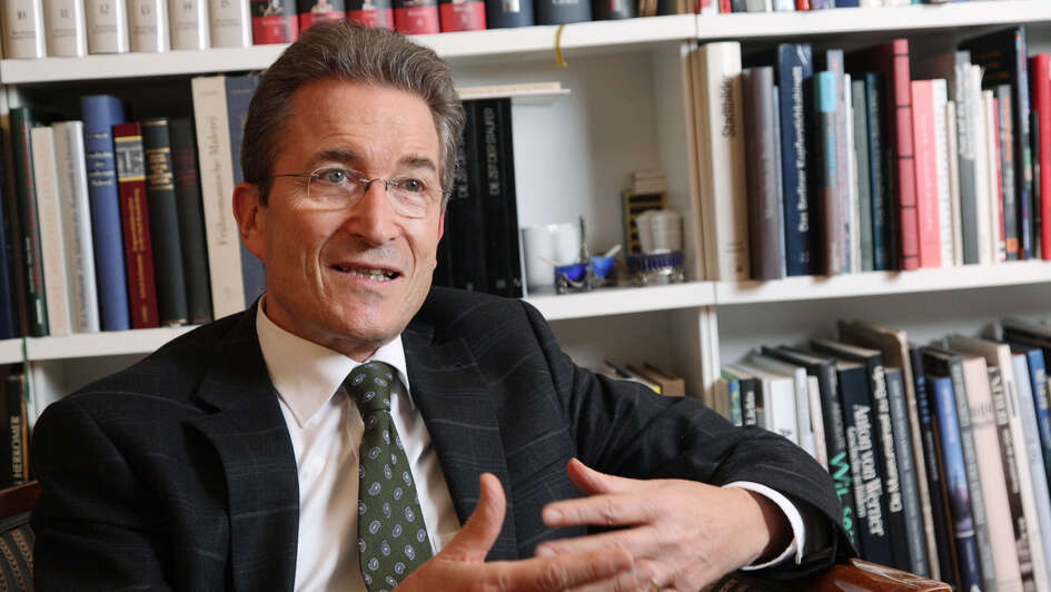 Wolfgang Huber vor einem Bücherregal Wolfgang Huber vor einem Bücherregal