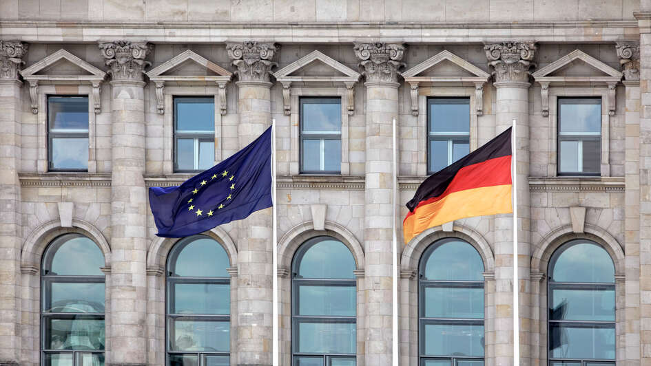 Eine europäische und eine deutsche Flagge wehen vor dem Bundestag in Berlin. Eine europäische und eine deutsche Flagge wehen vor dem Bundestag in Berlin.