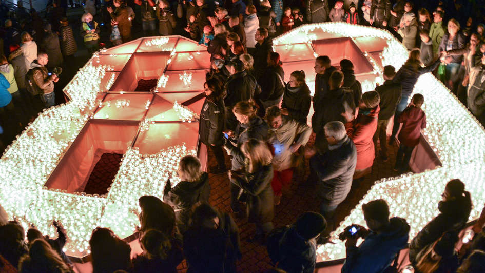 Aus mehreren Tausend Lichtern stellen Menschen in Leipzig eine übergrosse '89' stellen als Erinnerung an die friedliche Revolution 1989