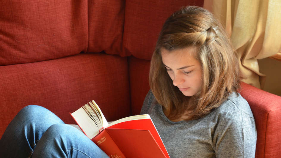 Lesende Frau auf einem Sofa