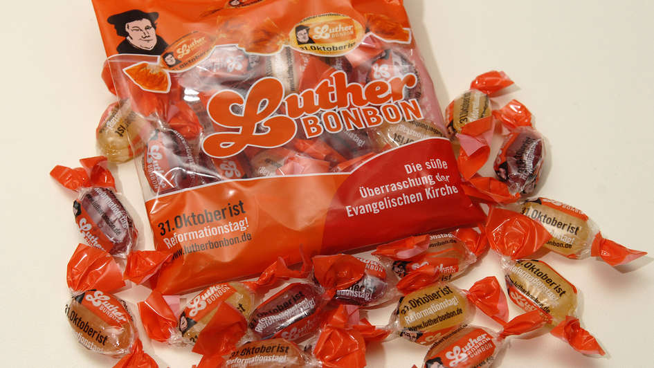 Orangene Lutherbonbons, die zum Reformationstag verteilt werden