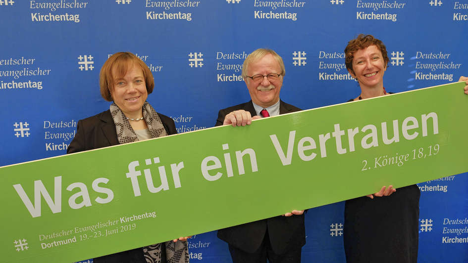 Annette Kurschus, Hans Leyendecker und Julia Helmke präsentieren das Kirchentagsmotto 2019