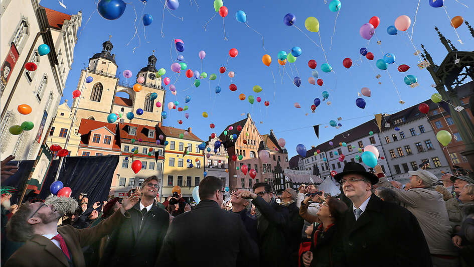 Bunte Luftballons steigen auf über dem Marktplatz von Wittenberg Bunte Luftballons steigen auf über dem Marktplatz von Wittenberg