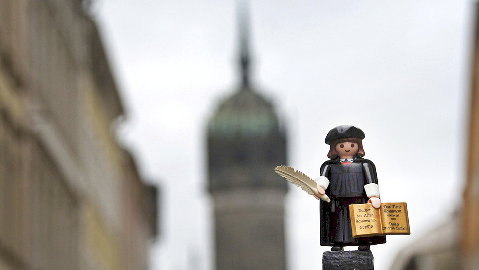 Ein Playmobil-Luther vor der Wittenberger Schlosskirche