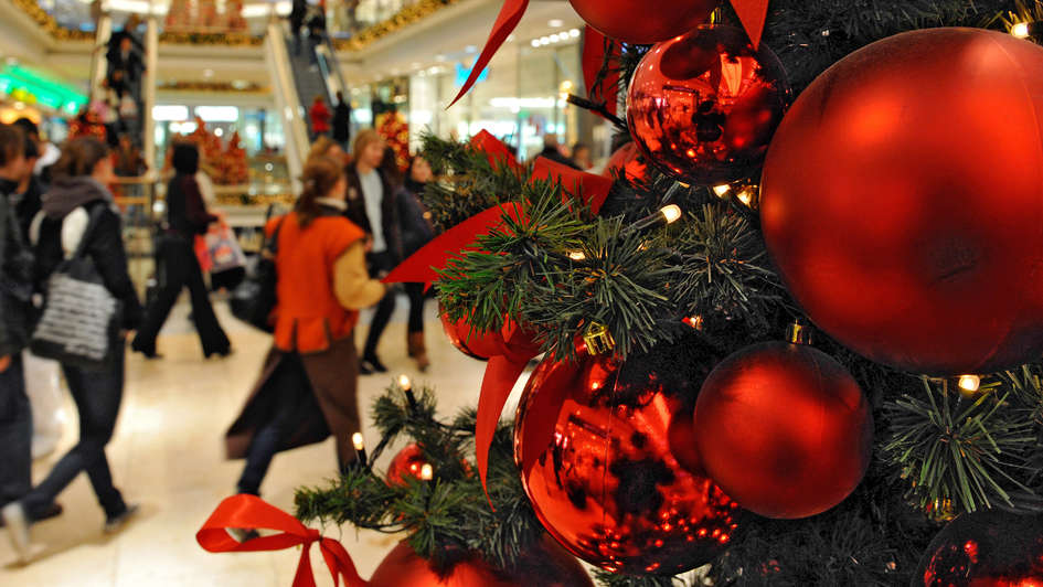 Blick in ein Kaufhaus mit Weihnachtsdekoration