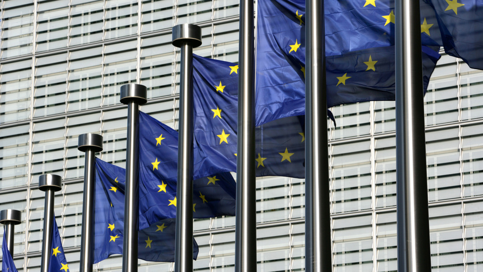 Europa-Flaggen vor einer silbrigen Fassade