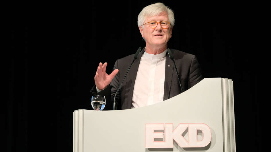 EKD-Ratsvorsitzender Heinrich Bedford-Strohm am Rednerpult vor dem Plenum der EKD-Synode in Bonn