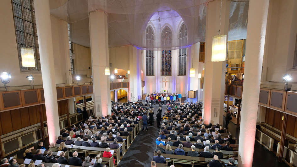 Blick ins Kirchenschiff der Kreuzkirche Bonn zum Eröffnungsgottesdienst der EKD-Synode 2017