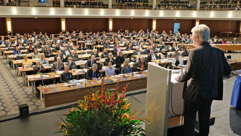 EKD-Ratsvorsitzender Heinrich Bedford-Strohm am Rednerpult vor dem Plenum der EKD-Synode in Bonn