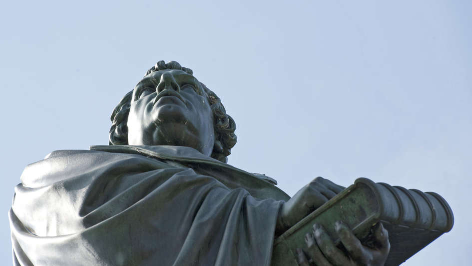 Lutherdenkmal in Worms vor wolkigem Himmel
