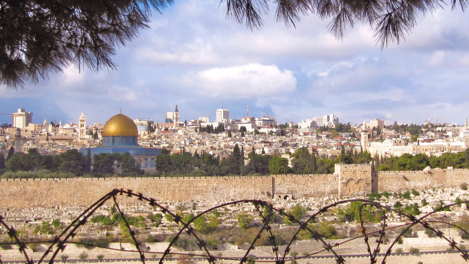 Blick auf die Altstadt von Jerusalem, im Vordergrund Stacheldraht