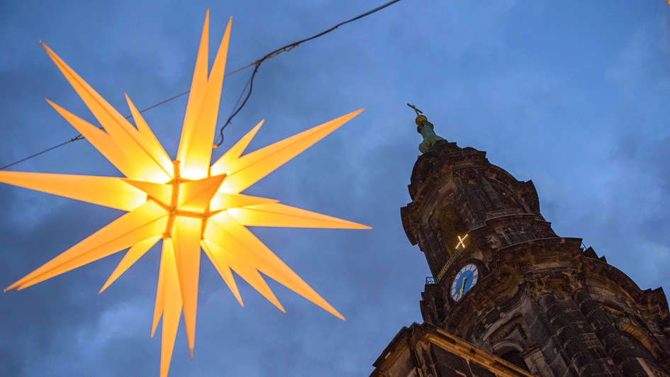 Herrnhuter Stern vor der Dresdner Kreuzkirche