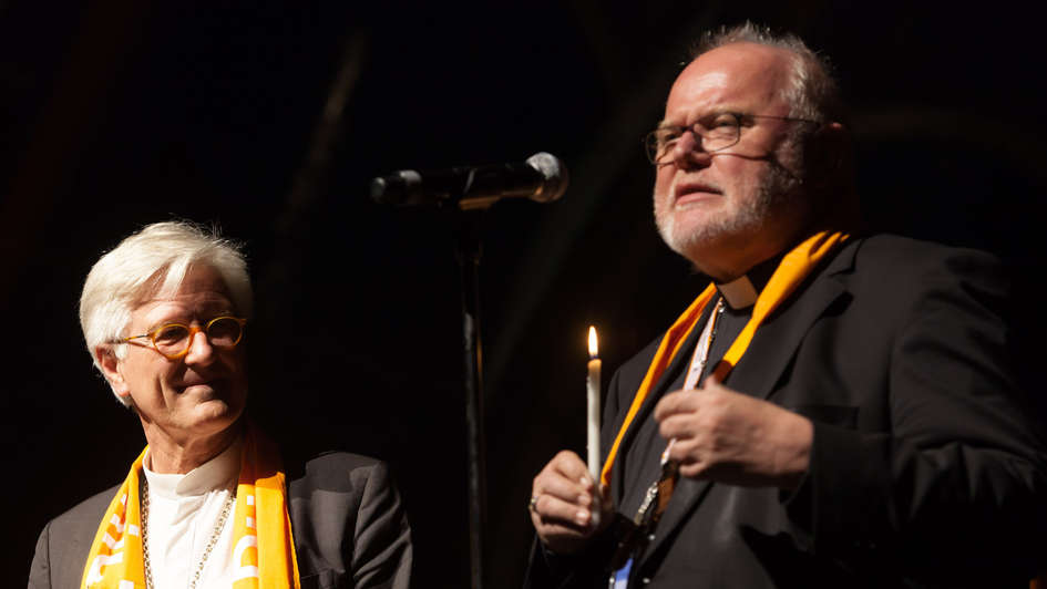 EKD-Ratsvorsitzender Heinrich Bedfrod-Strohm und Kardinal Reinhard Marx beim ökumenischen Abendsegen auf dem Deutschen Evangelischen Kirchentag 2017 in Berlin