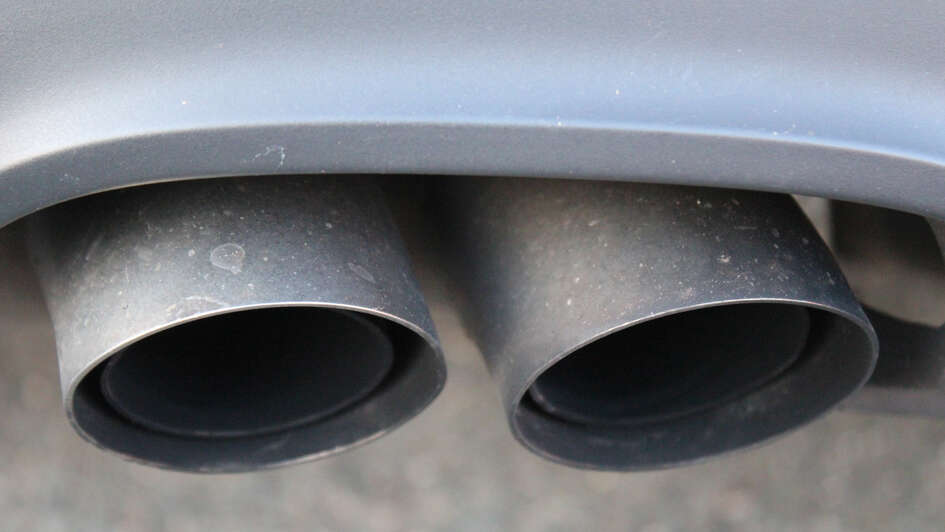 Auspuffrohr eines Autos Auspuffrohr eines Autos