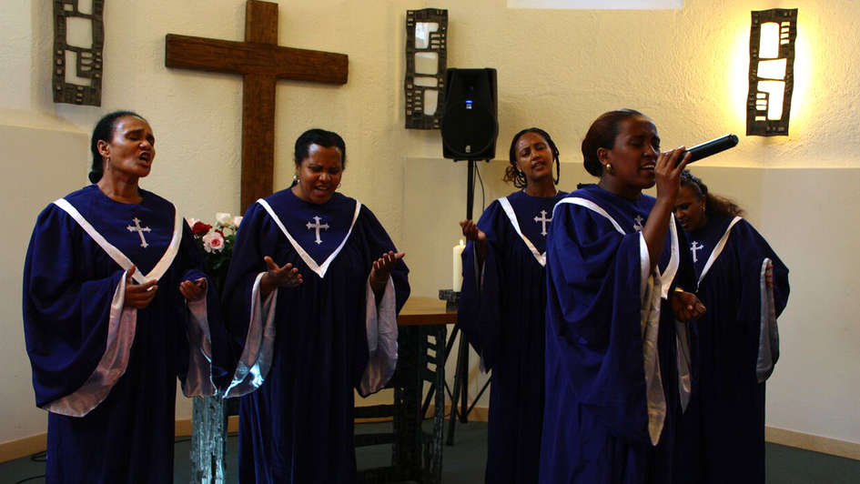 Singende Oromo-Frauen in blauen Gewändern