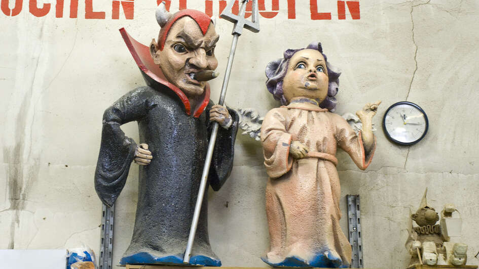 Engel und Teufel als Figuren beim Karneval Engel und Teufel als Figuren beim Karneval