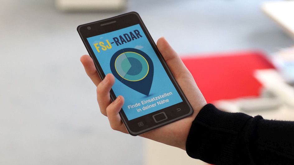 Frau hält Handy mit FSJ-Radar