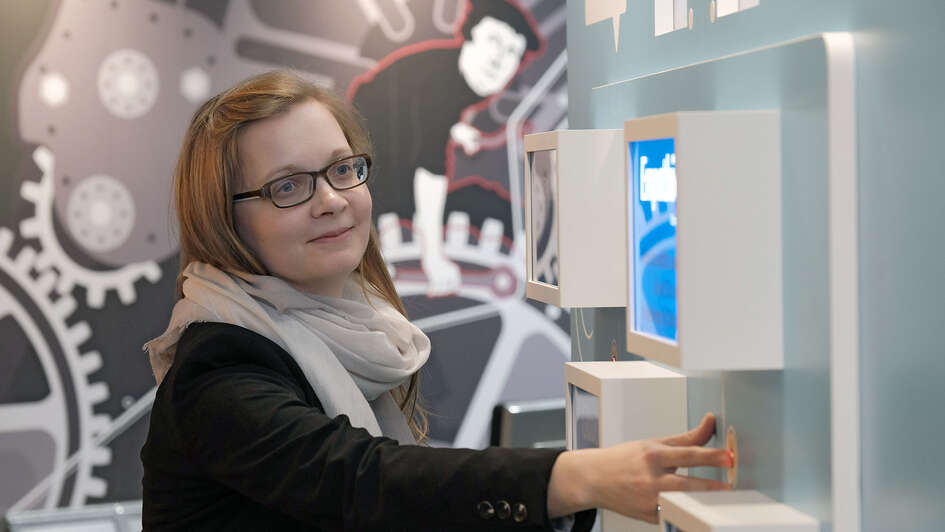 Besucherin der Ausstellung 'Berufungsfabrik' in Dortmund Besucherin der Ausstellung 'Berufungsfabrik' in Dortmund