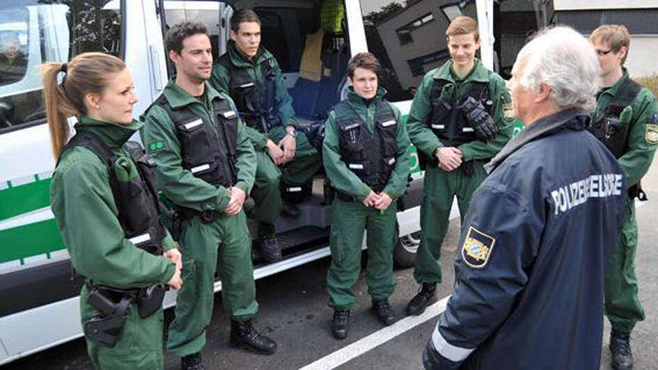 Der bayerische Polizeiseelsorger Martin Zenk im Gespräch vor einem Einsatzwagen Der bayerische Polizeiseelsorger Martin Zenk im Gespräch vor einem Einsatzwagen