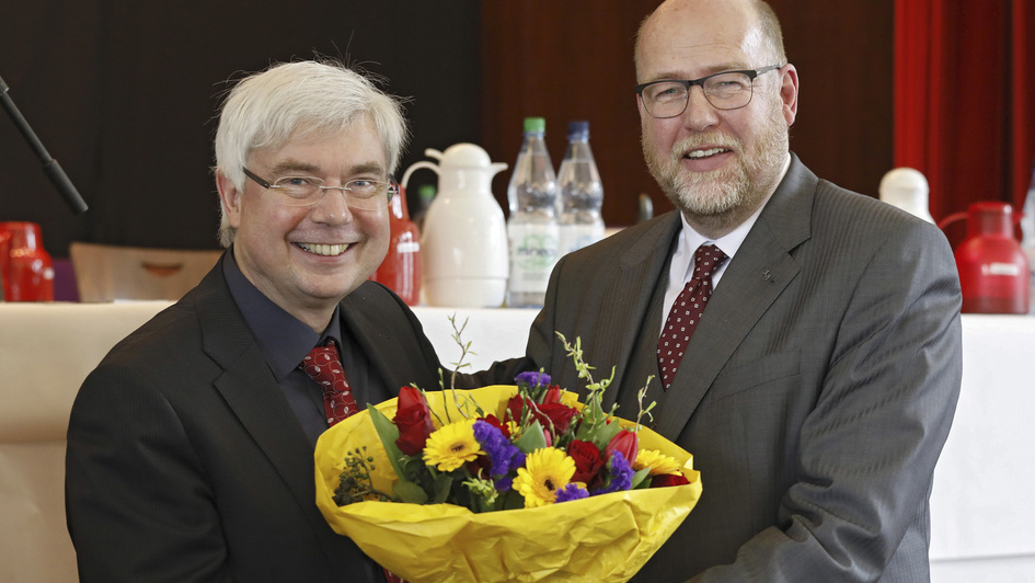 Der Amtsinhaber Renke Brahms gratuliert dem neu gewählten Schriftführer der Bremischen Evangelischen Kirche, Bernd Kuschnerus