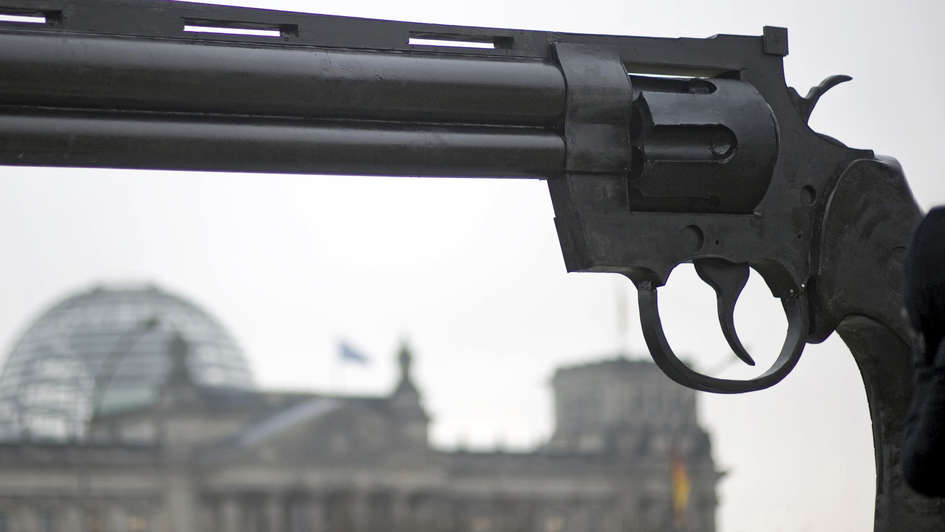 Attrappe einer Pistole vor dem Reichstagsgebäude in Berlin