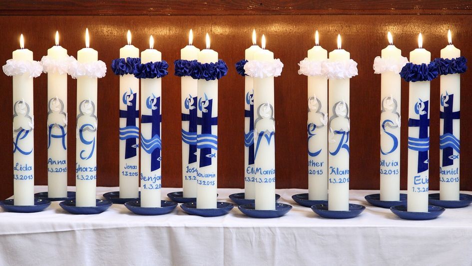 Blau-weiße Taufkerzen für einen Taufgottesdienst mit Flüchtlingen aus dem Iran Blau-weiße Taufkerzen für einen Taufgottesdienst mit Flüchtlingen aus dem Iran