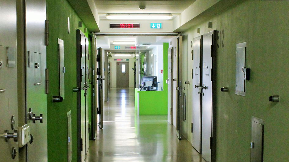 Blick in einen Gang im Inneren der zentralen Justizvollzugsanstalt (JVA) für Frauen aus Sachsen und Thüringen. Blick in einen Gang im Inneren der zentralen Justizvollzugsanstalt (JVA) für Frauen aus Sachsen und Thüringen.