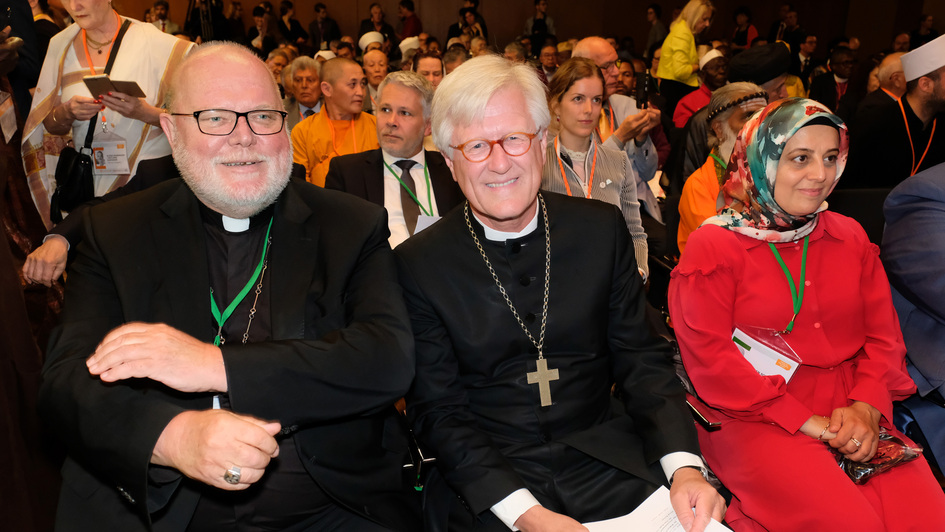 Der EKD-Ratsvorsitzende Heinrich Bedford-Strohm und der Vorsitzende der katholischen Deutschen Bischofskonferenz, Kardinal Reinhard Marx, auf der Weltversammlung „Religions for Peace“. Der EKD-Ratsvorsitzende Heinrich Bedford-Strohm und der Vorsitzende der katholischen Deutschen Bischofskonferenz, Kardinal Reinhard Marx, auf der Weltversammlung „Religions for Peace“.