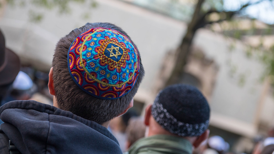 Zwei Männerköpfe mit Kippa von hinten aufgenommen Zwei Männerköpfe mit Kippa von hinten aufgenommen