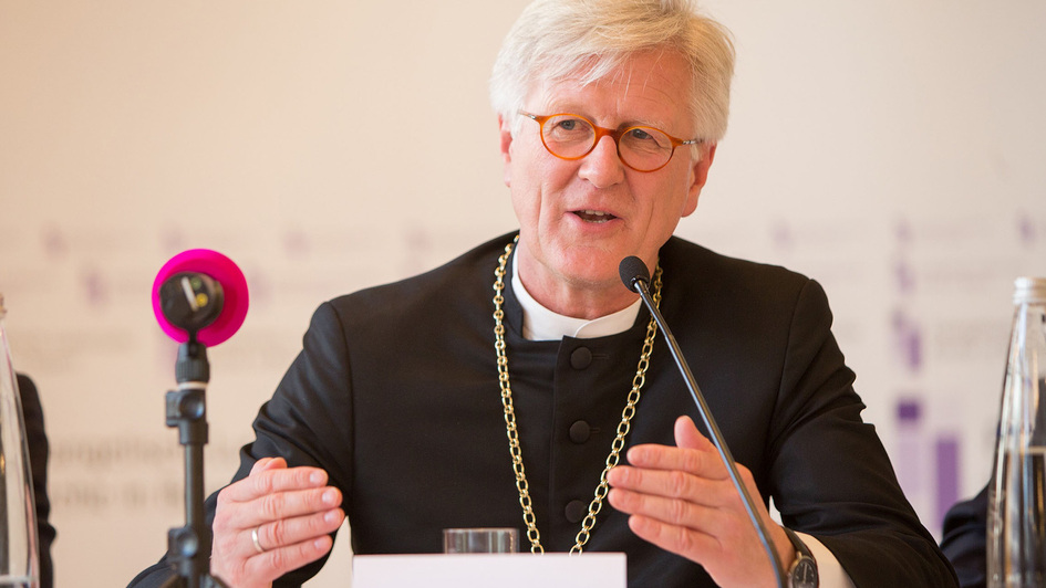 EKD-Ratsvorsitzender Heinrich Bedford-Strohm vor einem Mikrofon EKD-Ratsvorsitzender Heinrich Bedford-Strohm vor einem Mikrofon