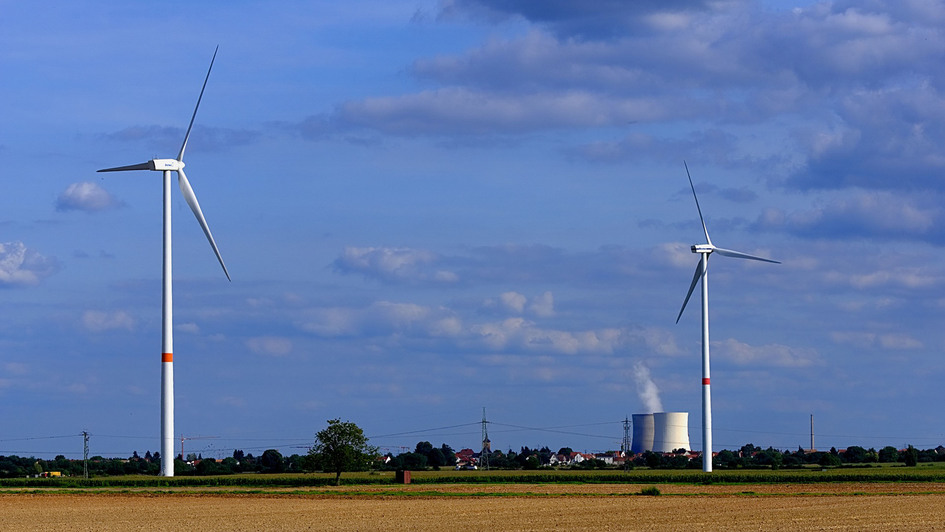 Windräder vor einem Atomkraftwerk