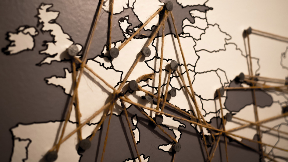 Karte von Europa in Grautönen mit durch Bindfaden verbundenen Nägeln Karte von Europa in Grautönen mit durch Bindfaden verbundenen Nägeln