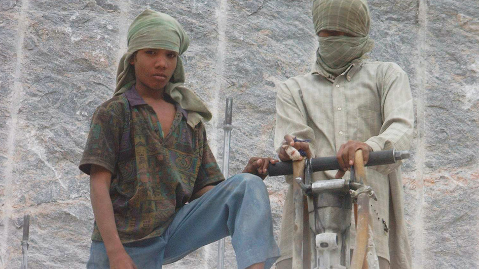 Kinderarbeiter in einem Steinbruch in Krishnagiri (Indien)