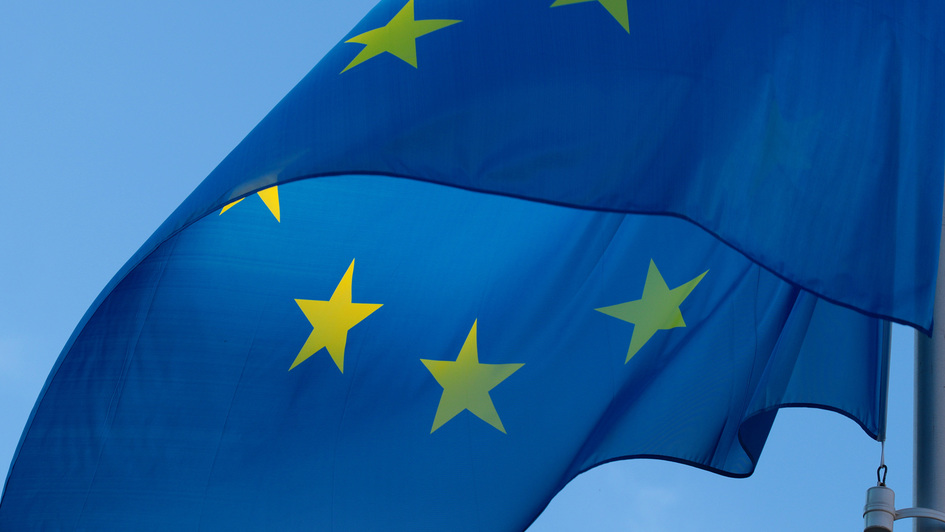 Europa-Fahne vor blauem Himmel