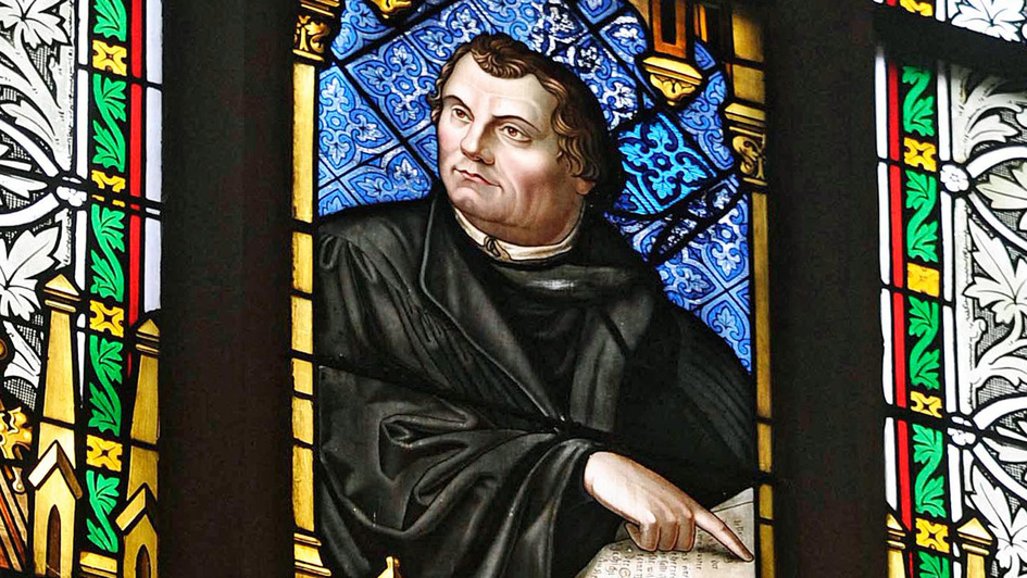 Portrait von Martin Luther in einem Kirchenfenster der Heidelberger Peterskirche