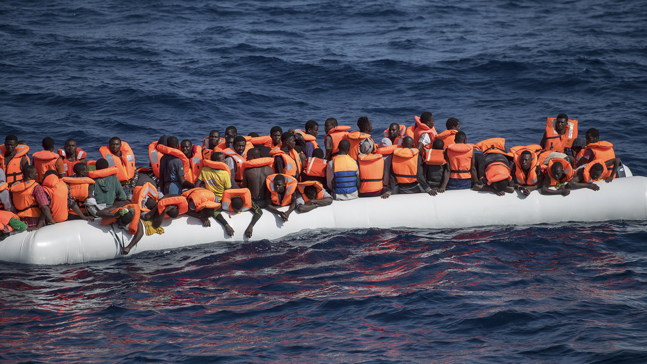 Flüchtlinge in einem überfüllten Schlauchboot auf dem Mittelmeer
