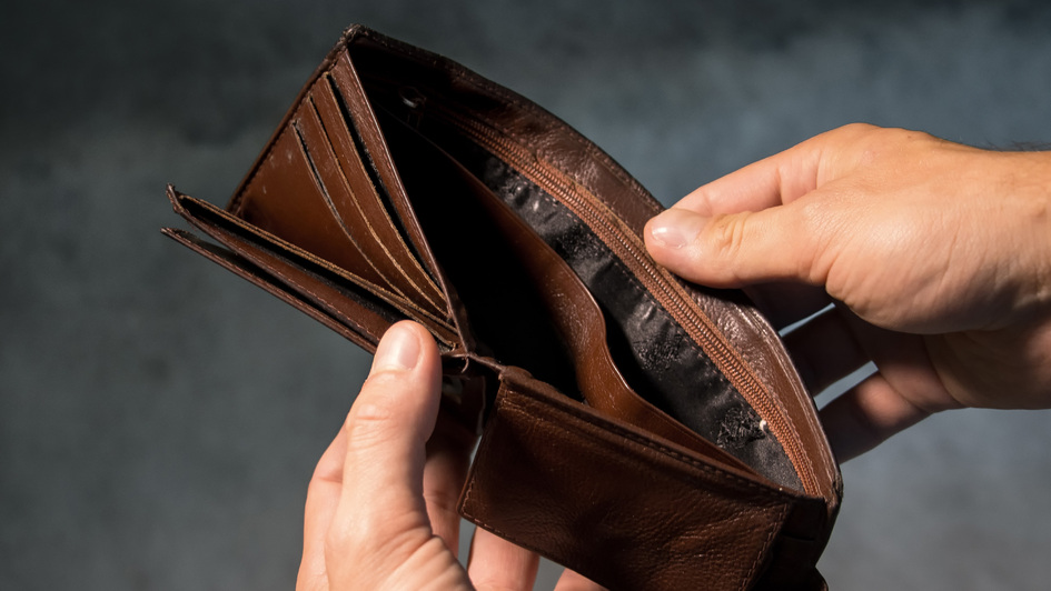 Hände halten ein leeres Portemonnaie in die Kamera Hände halten ein leeres Portemonnaie in die Kamera